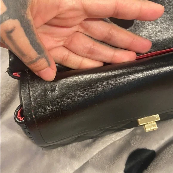 Elegant Black Quilted w/gold /hardware Chain Shoulder Bag - Picture 8 of 16